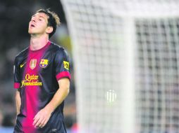 Se enoja ''la pulga''. Lionel Messi terminó molesto el partido de ayer ante Granada en el Camp Nou. AFP  /