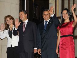 Peña Nieto y Humala con sus respectivas esposas en el Palacio de Gobierno de Lima. EFE  /