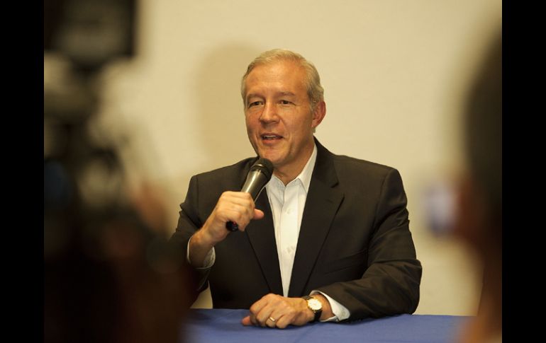 Según notarios consultados, ni el procurador ni el ex candidato panista demostraron que cuentan con estudios de posgrado. ARCHIVO  /