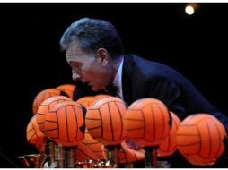 El ''Instrumento informal'' llamado ''Bolarmonio'' (aquí ejecutado por Maronna) se usó en la pieza ''Rapsodia en pelotas''. ARCHIVO  /