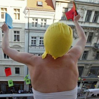 Jóvenes apoyan enmascarados a las Pussy Riot en conferencia europea