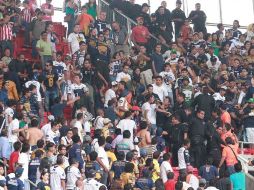 Previo al partido Chivas-Pumas, en las inmediaciones del Omnilife, en Zapopan, se registró un pleito entre seguidores de ambos equipos.  /