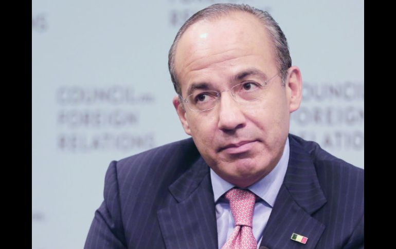 Para Calderón, el gobierno que encabezará Peña Nieto tiene dos opciones: continuar con su estrategia o ''echarse para atrás''. AP  /