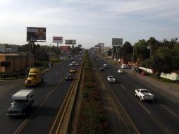 En el tramo de Anillo Periférico hasta la Calzada Lázaro Cárdenas, los peatones tienen pocas maneras de cruzar de forma segura. ARCHIVO  /