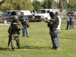 Agentes estatales y soldados resguardan la zona del ataque. EFE  /