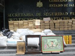 Entre lo asegurado están 17 costales con mariguana así como un cuadro de el ''Santo de los narcos''. ESPECIAL  /