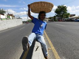 Además de padecer la falta de puentes peatonales, los vecinos que caminan tienen que enfrentar la falta de alumbrado público.  /
