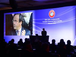 Platini (izq) espera que el clima no afecta el desarrollo del Mundial del 2022. AFP  /