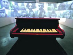 Entre las piezas expuestas se encuentra un piano que controla retratos con sus teclas.  /
