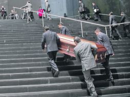 Hombres cargan el ataúd hacia el Senado. EL UNIVERSAL  /