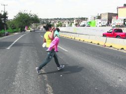 En la Carretera a Saltillo, la ausencia de puentes peatonales obliga a, literalmente, jugarse la vida al cruzar la vialidad.  /