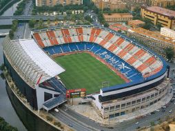 Bomberos retiraron la pieza y revisaron que el inmueble no presentara otros desprendimientos. ESPECIAL  /