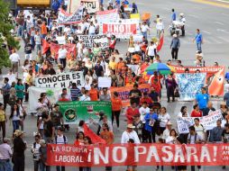El contingente gritaba consignas como ''Reforma alevosa la de Calderón Hinojosa''.  /