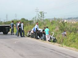 Reducido a chatarra. Tras el accidente, el automóvil quedó convertido en fierros retorcidos a un lado del camino.  /