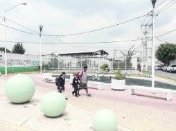 La gente de las colonias cercanas reclama que haya mejor atención a estas instalaciones, sobre todo por las noches.  /