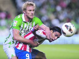 Al estilo “El Chanfle”. El colombiano Radamel Falcao está haciendo goles de todo tipo. AFP  /