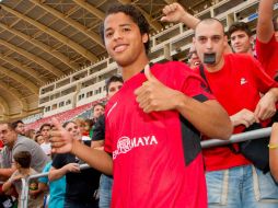 Pese a la mejoría que muestra el atacante mexicano, es poco probable que debute este fin de semana con su equipo. ESPECIAL  /