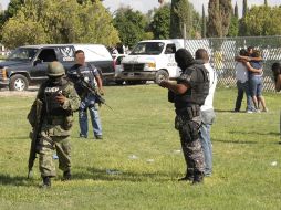 Agentes estatales y soldados resguardan la zona del tiroteo. ARCHIVO  /