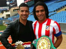 El goleador Radamel Falcao subió a su cuenta de Twitter @falcao una foto con el boxeador. ESPECIAL  /