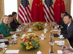 El ministro de Exteriores chino Yang Jiechi y la secretaria de Estado de EU, Hillary Clinton. AP  /