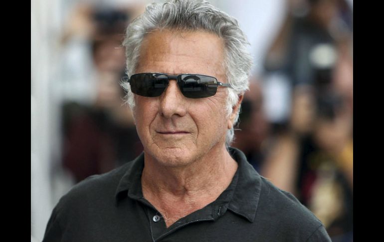 Decenas de seguidores le esperaban a las puertas del hotel. EFE  /