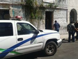 Los peritos especializados del IJCF también levantaron muestras de sangre que había en la banqueta.  /