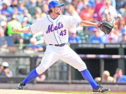 Estilo. R.A. Dickey se prepara para lanzar la peculiar bola de nudillos, en el Citi Field. REUTERS  /