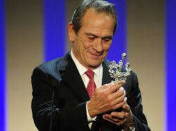 Tommy Lee Jones recibió con agrado el premio que otorga el Festival de San Sebastián. AFP  /
