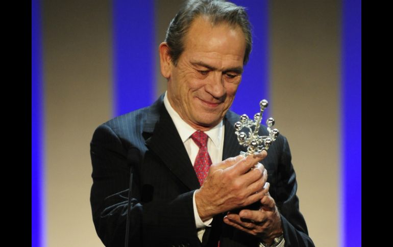 Tommy Lee Jones recibió con agrado el premio que otorga el Festival de San Sebastián. AFP  /