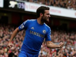 El español Juan Mata anotó un gol y fabricó otro para que Chelsea derrotara a Arsenal por 2-1. REUTERS  /