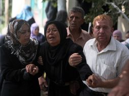 Familiares de Fahmi Abu Rayash, el pescador que recibió un disparo en la pierna y murió en el hospital de Beit Lahiya. AFP  /