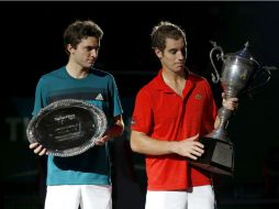 El francés Richard Gasquet (d), segundo cabeza de serie del torneo de Bangkok, posa con el trofeo tras ganar el primer título. EFE  /