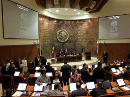 Sólo los empleados sindicalizados no han visto interrupciones en el pago de su sueldo. ARCHIVO  /