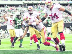 Colin Kaepernick (7) entra a las diagonales para un touchdown, tras emplear una jugada del sistema conocido como ''wildcat''. AP  /