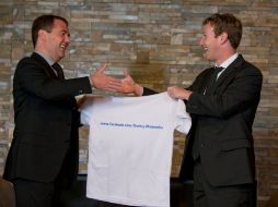 Zuckerberg obsequió a Medvédev una camiseta con su dirección de Facebook. AP  /