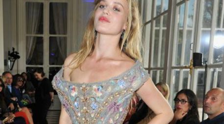 Georgia posó con las piezas creadas por Westwood en una nueva campaña. ESPECIAL ELLE  /