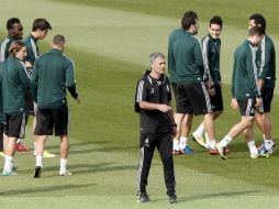 El entrenador del Real Madrid José Mourinho (c), junto a sus jugadores durante la práctica del equipo esta mañana. EFE  /