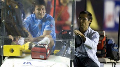 César Villaluz sale en camilla tras el fuerte choque que tuvo con Jesús Molina. ARCHIVO  /