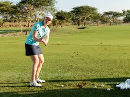 La golfista tapatía se siente preparada para volver a competir en un torneo profesional. ARCHIVO  /