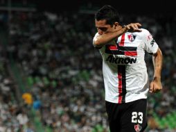 Ricardo Bocanegra del Atlas dejó a su equipo con 10 jugadores. MEXSPORT  /
