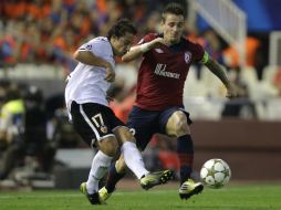 Andrés Guardado (i) disputa el balón con Mathieu Debuchy durante el partido contra Lille. ARCHIVO  /