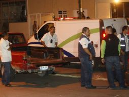 Camilleros del Servicio Médico Forense llevaron al cadáver a la morgue de la Zona Metropolitana de Guadalajara.  /