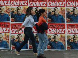 Una pared muestra afiches de Hugo Chávez, quien busca la reelección. AFP  /