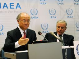 El director de la AIEA, Yukiya Amano (i) pidió a Irán coperación con la organización para conocer sus fines en energía nuclear. ARCHIVO  /