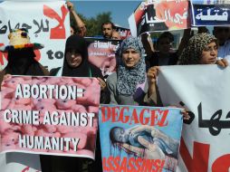 Protesta de marroquíes contra la campaña de a ''Mujeres sobre las olas''. AFP  /
