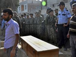 Funerales de las víctimas turcas en el ataque con un obús desde Siria. EFE  /