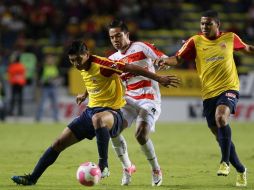 Ulises Corral (c), de Jaguares, disputa el balón con Uriel Álvarez (i) y Jefferson Montero (d), de Monarcas. EFE  /
