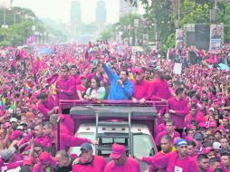 A pesar de la copiosa lluvia que caía sobre Caracas, cientos de miles de seguidores de Chávez llenaron varias avenidas del Centro. AP  /