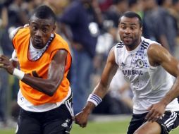 Ashley Cole (der) se disculpó tras haber publicado el insulto hacia la FA y borró el polémico ''tuit''. ARCHIVO  /