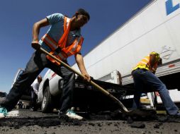 Trabajadores quitan los topes sobre la carretera Guadalajara-Chapala.  /